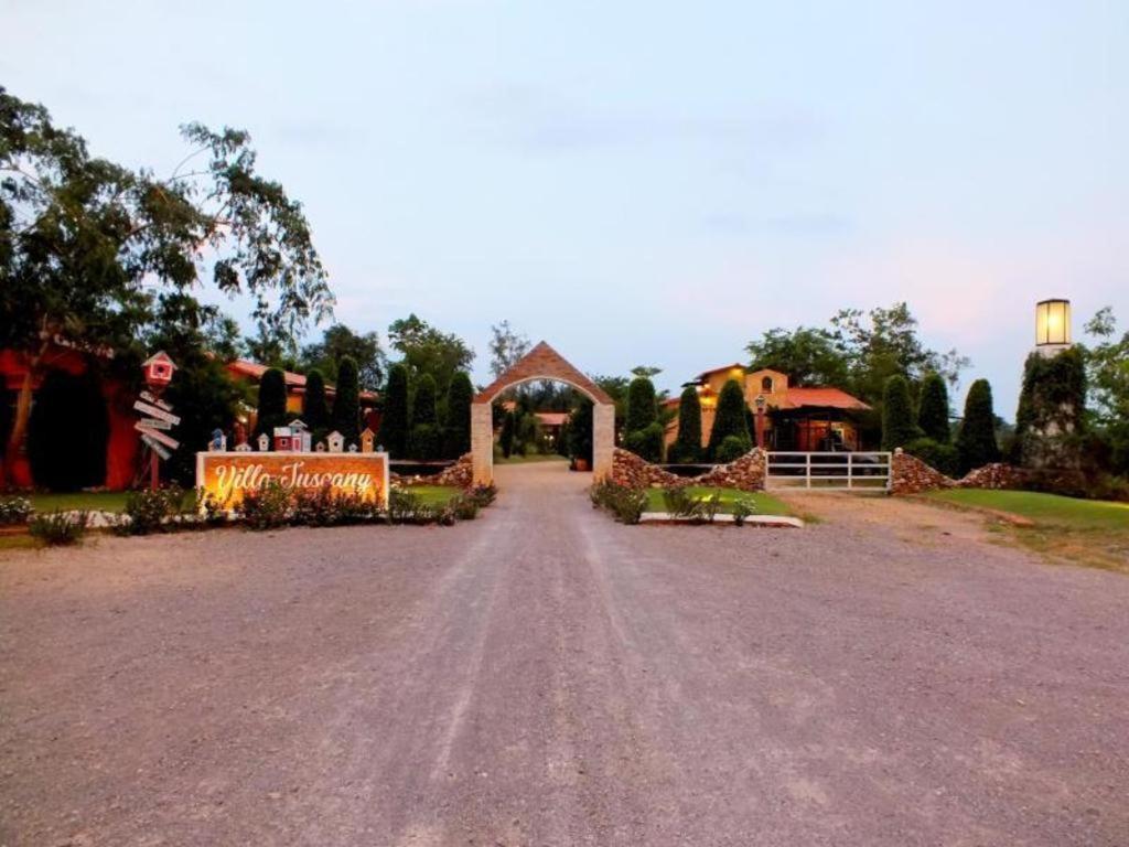 Villa Tuscany Country Resort Suan Phueng Exterior photo
